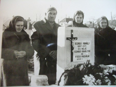 a négy gyermek a szülei sirjánál 1975-ben